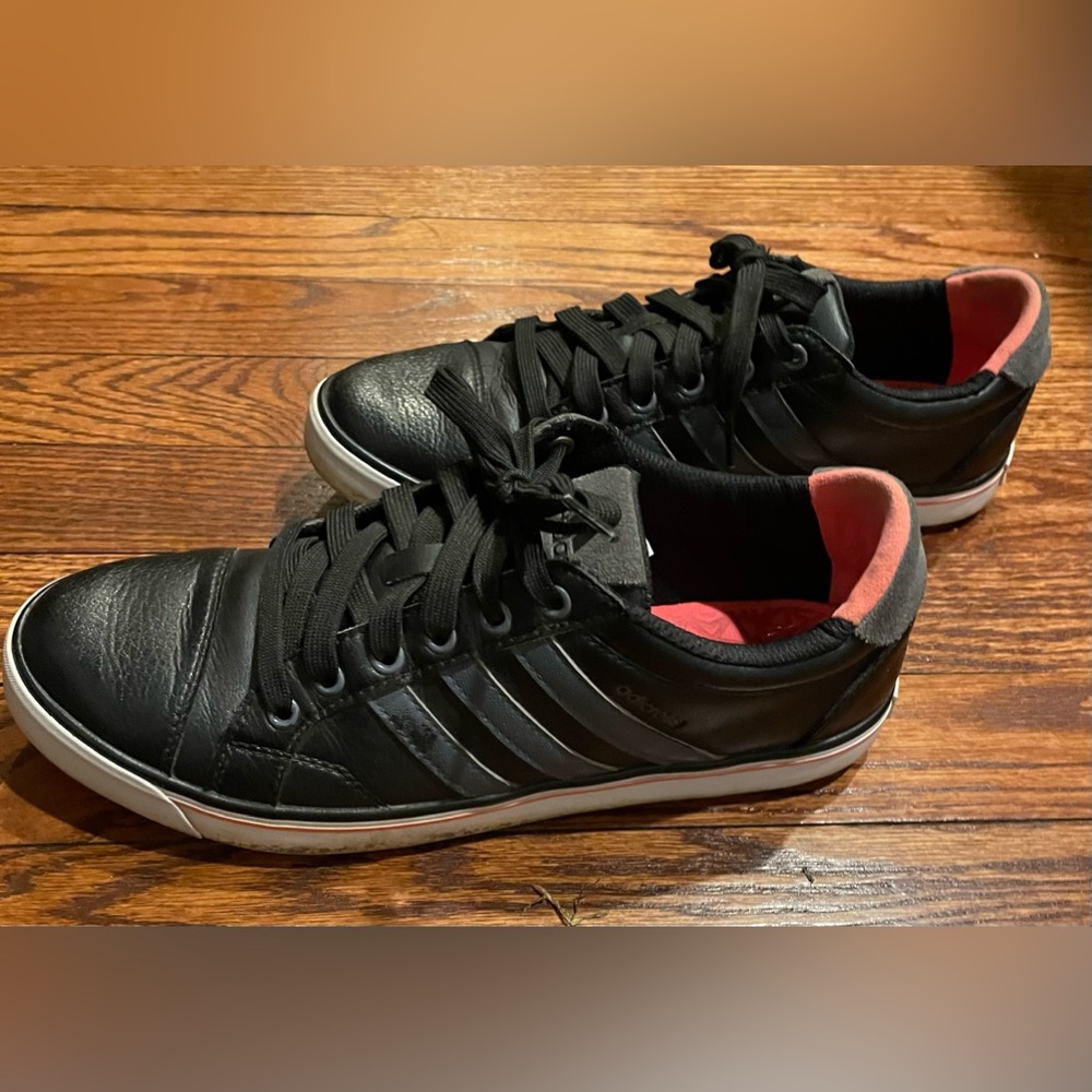 Adidas women’s golf shoes. Like new. Size 7.5 - Picture 3 of 7